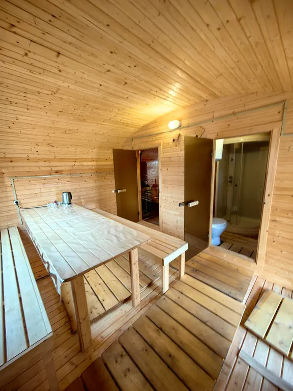 Уютный деревянный домик с видом на реку