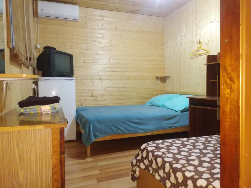 Домик в лесу с видом на горы