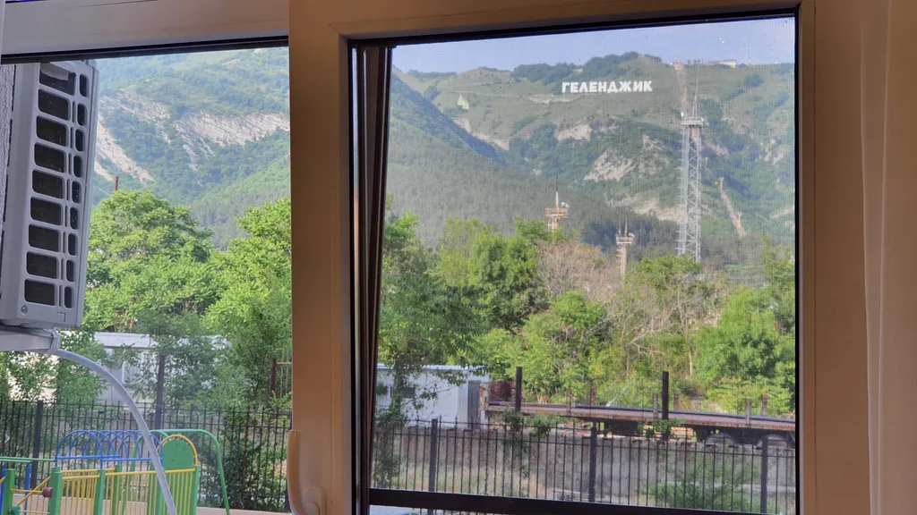 Квартира с видом на горы в 600 метрах от моря по тенистой аллее из сосен