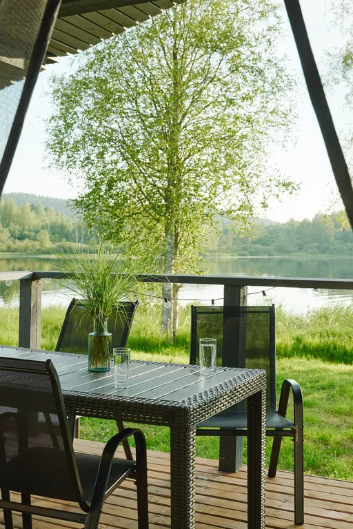 Уютный дом на берегу озера