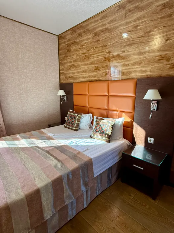 Изумрудный дизайнерский коттедж с бассейном