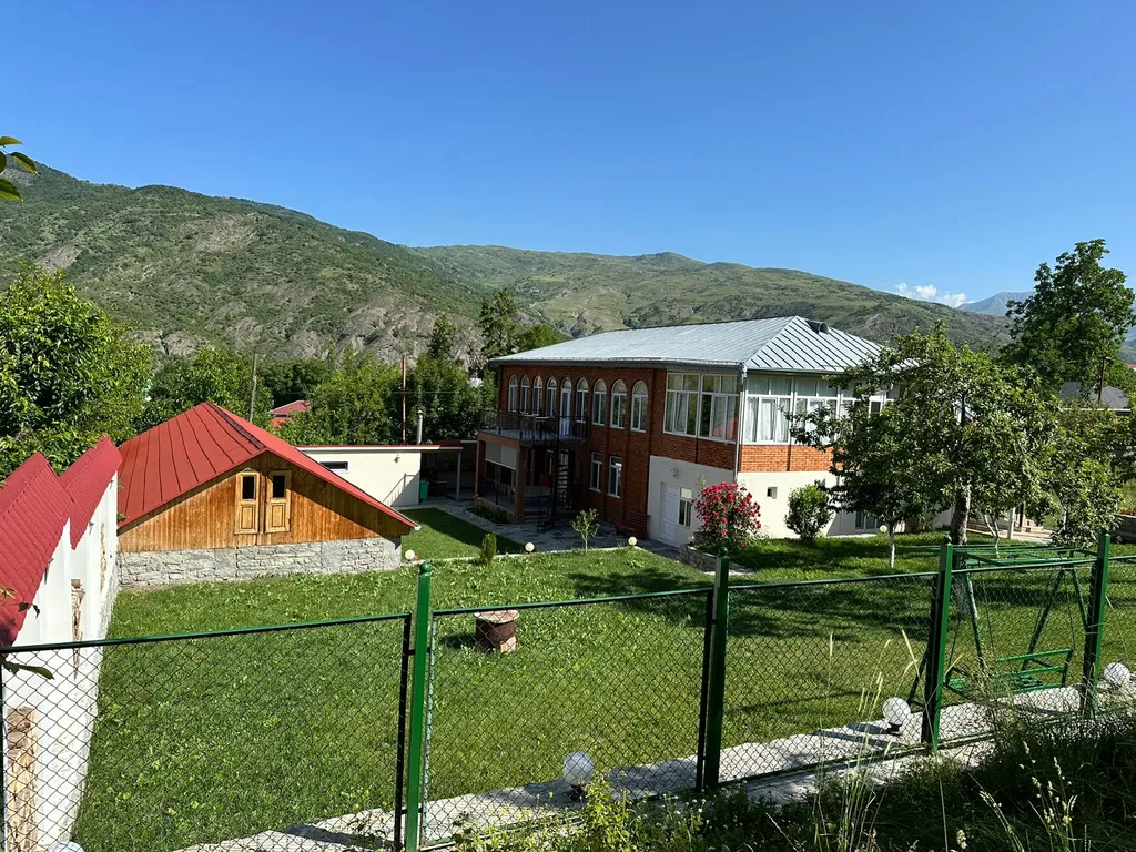 Вилла с садом и видом на горы