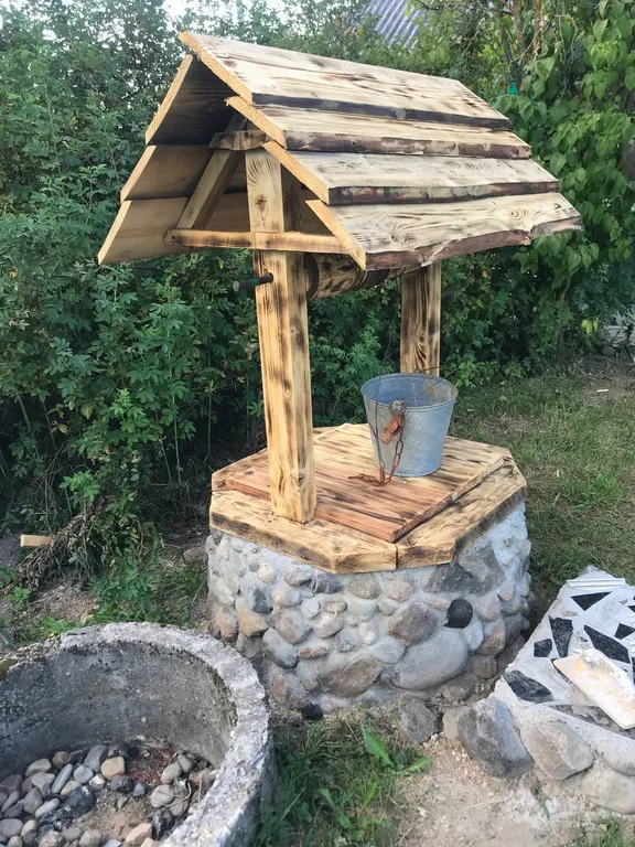 Деревенский домик в лесу