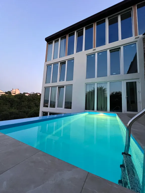 Коттедж Уютный таунхауз с бассейном и зоной отдыха — аренда посуточно в Новороссийск