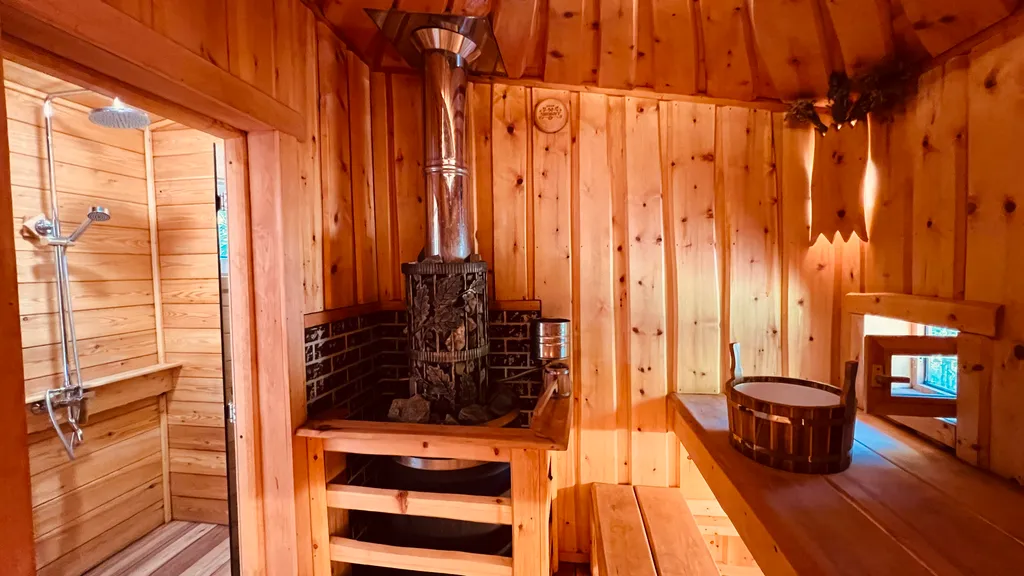 Афрейм с видом на лес рядом с горной рекой