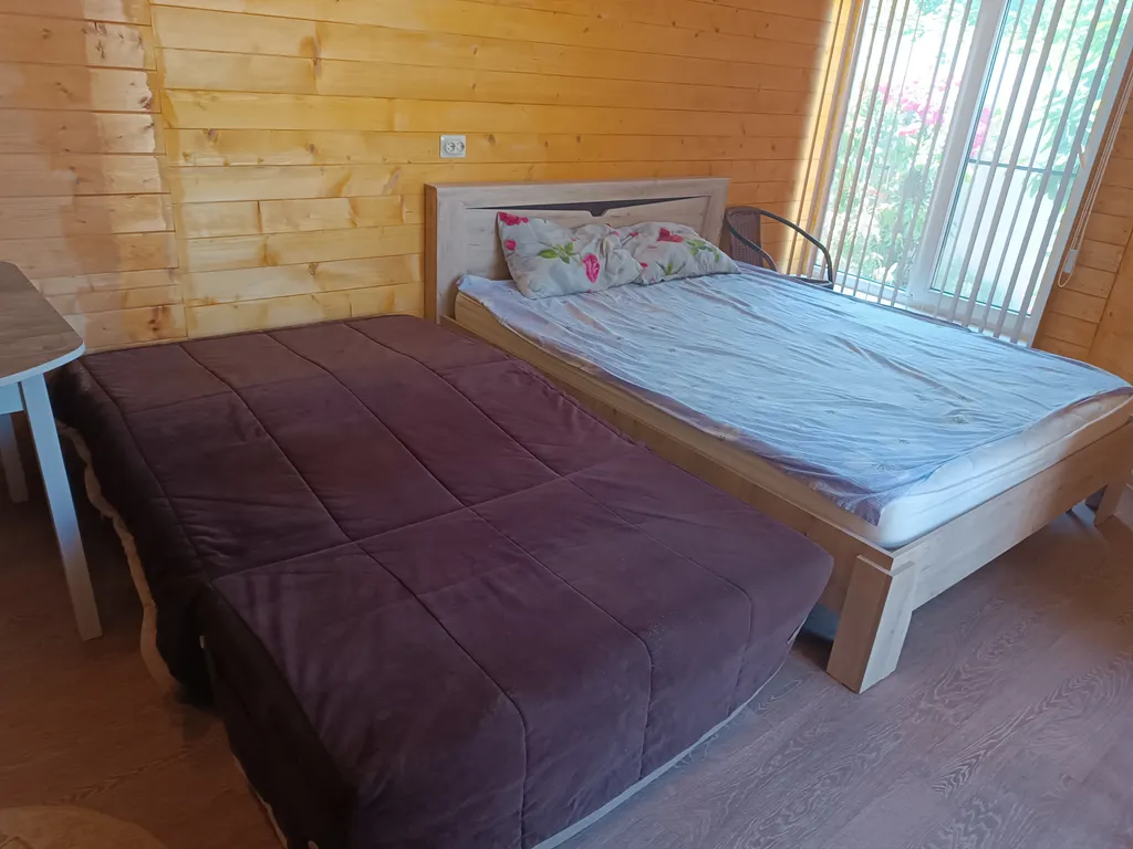 Небольшой дом с бассейном мангалом и беседкой