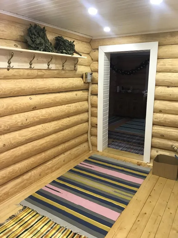 Трёхэтажный дом на берегу Волги