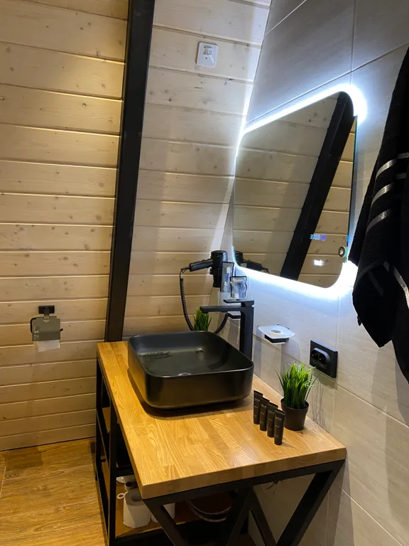 Треугольный дом A-фрейм с панорамными окнами Космос