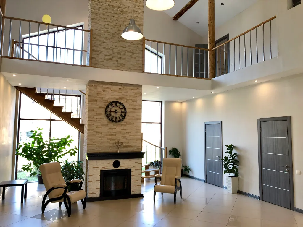 Стильный коттедж с панорамным остеклением у озера