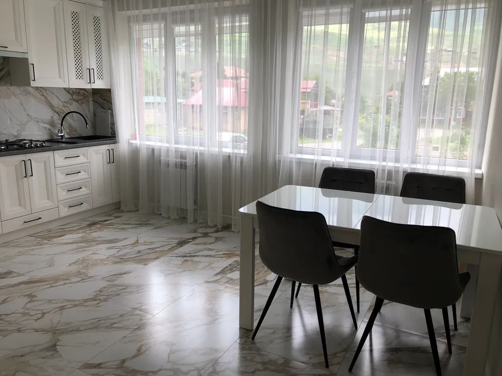 Просторная квартира с видом на горы