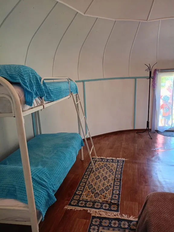 Юрта на берегу черного моря