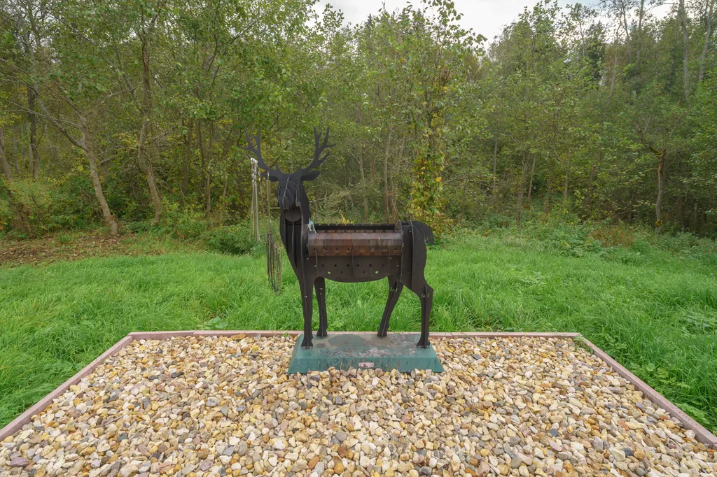 Новый загородный дом у реки с баней и бассейном