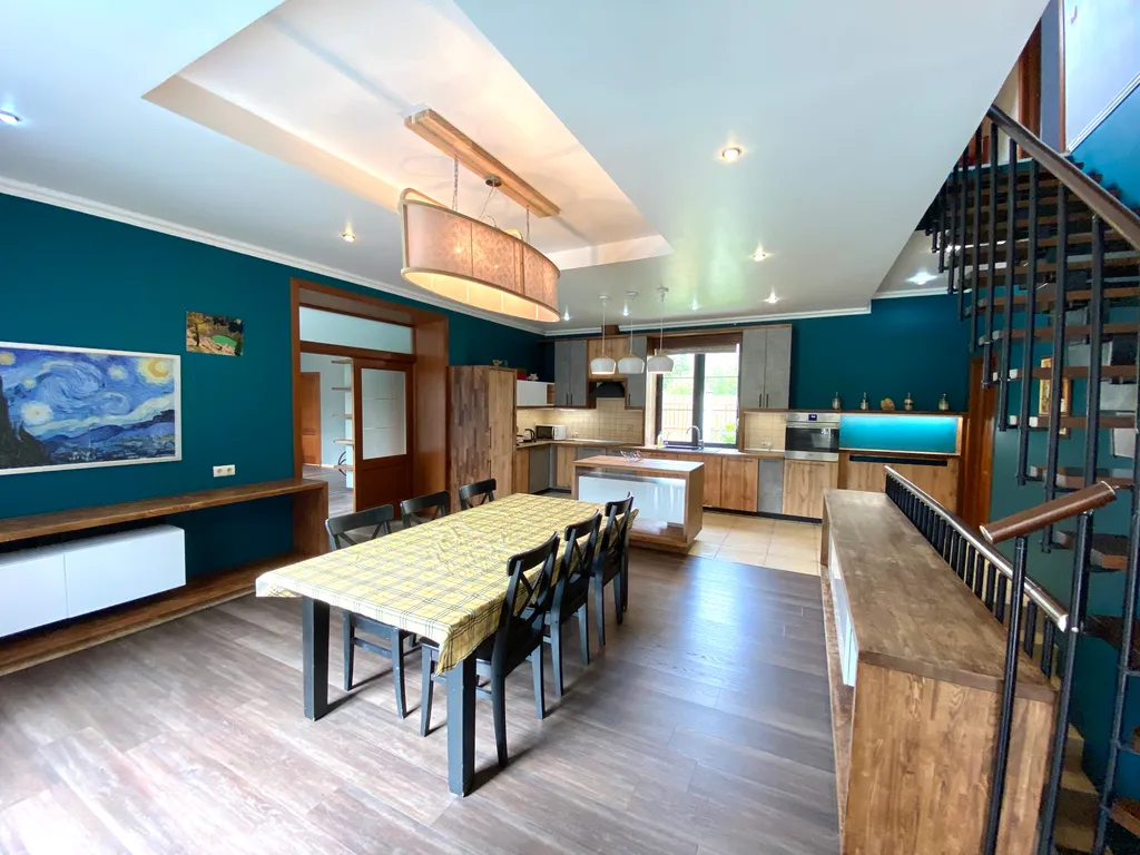 Вилла с квадратным бассейном