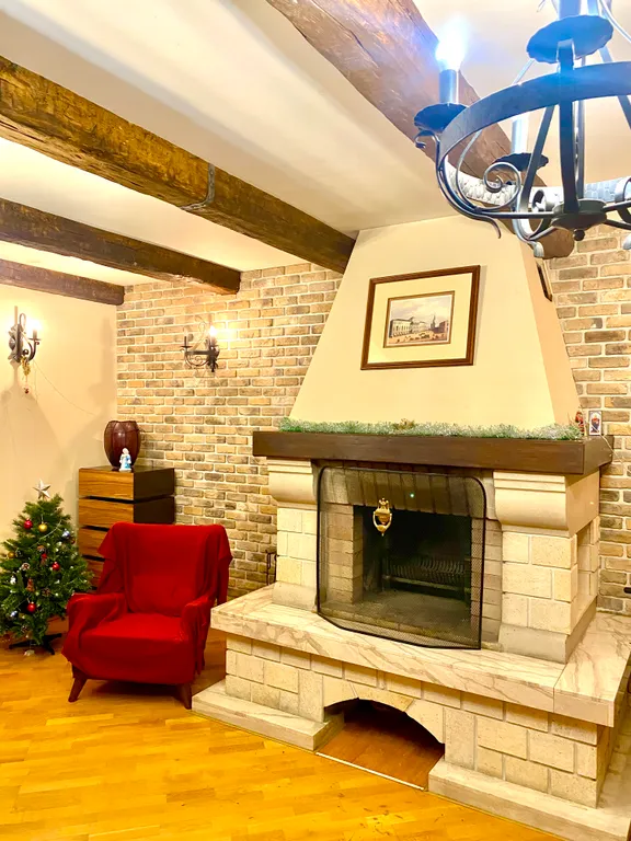 Красивый дом с русской баней на дровах и теплым бассейном