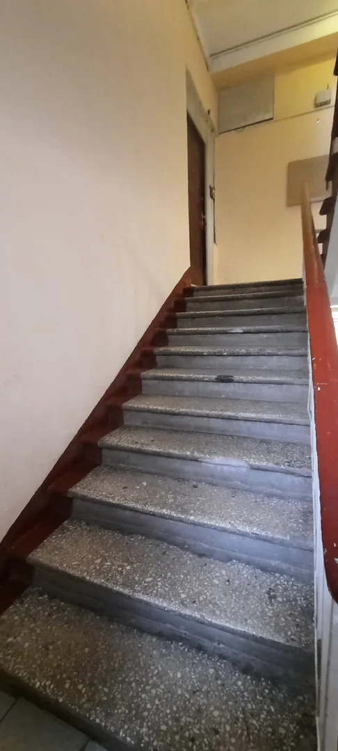 В подъезде