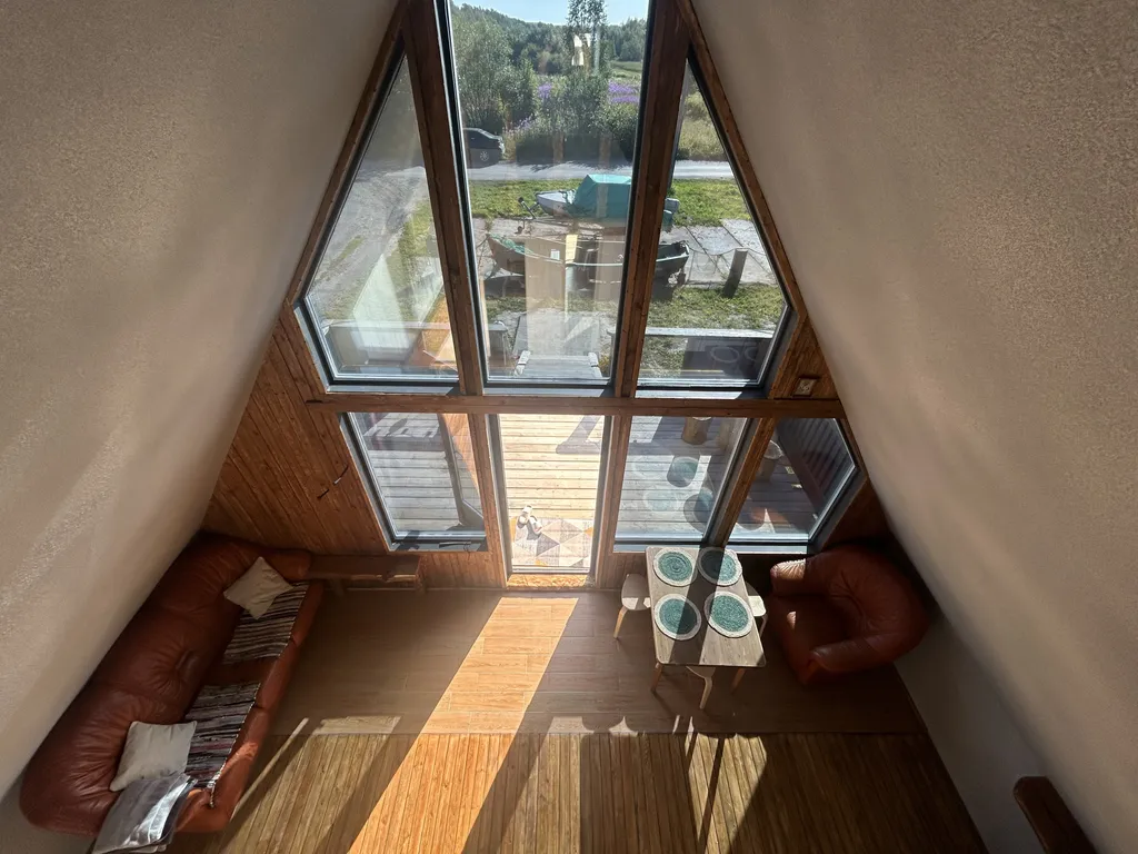 Дом-Афрейм на берегу реки Кемь с видом на море