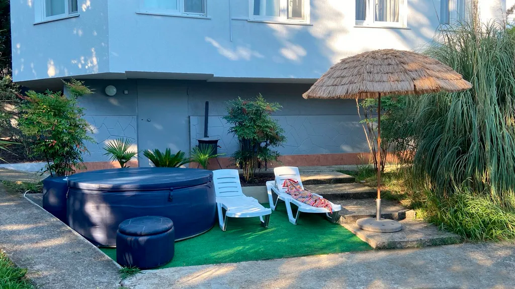 Трёхэтажный таунхаус в живописном месте с большим садом