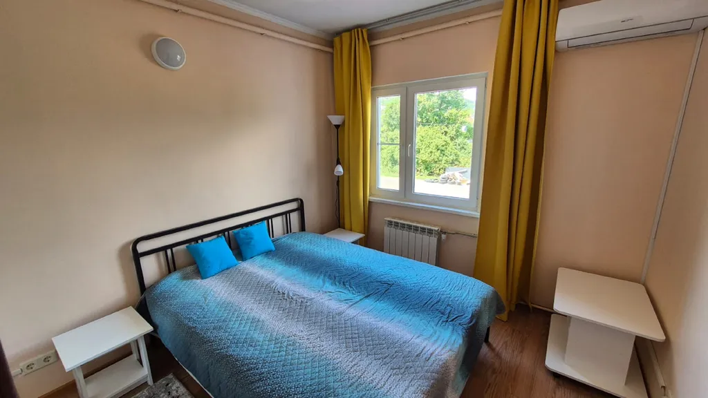 Трёхэтажный таунхаус в живописном месте с большим садом