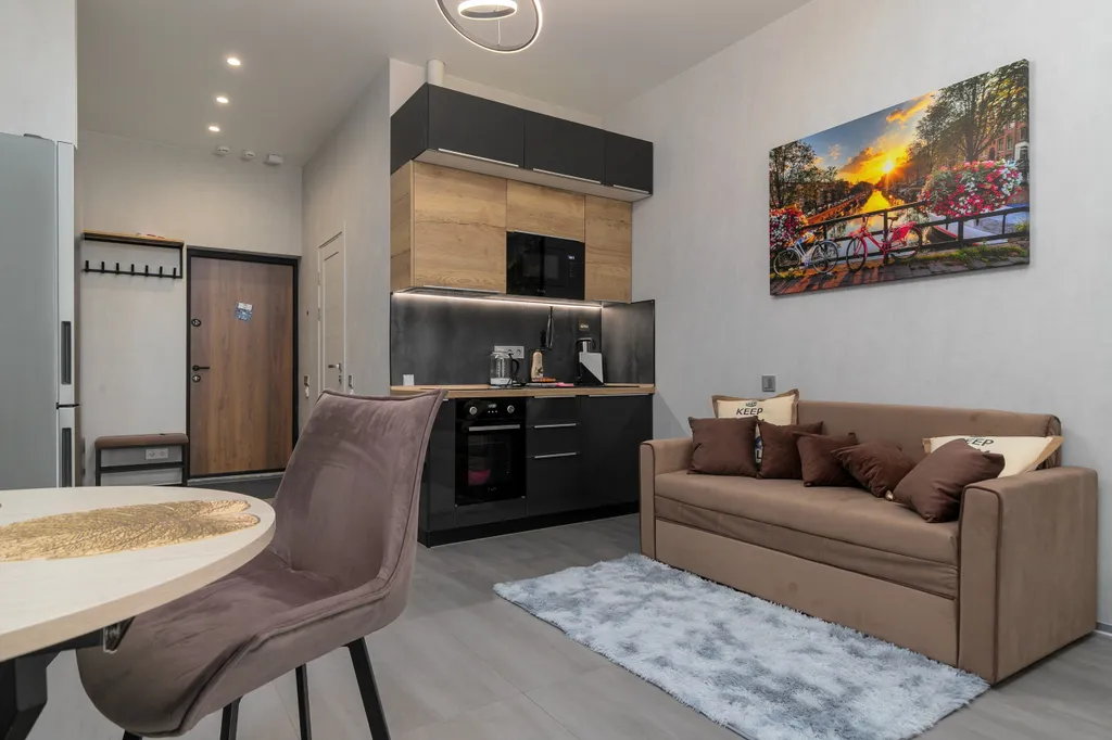 Большая современная студия у моря с видом на горы