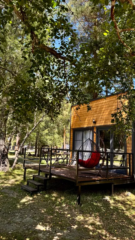 Шале с террасой на берегу реки