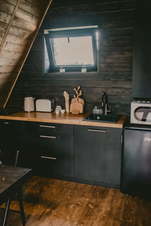 Уютный панорамный треугольный дом A-frame с видом и окружением леса