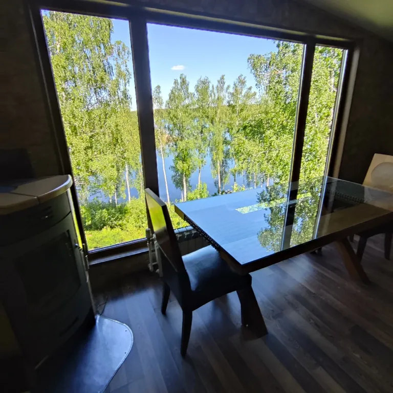 Дом на скале с панорамным видом на озеро