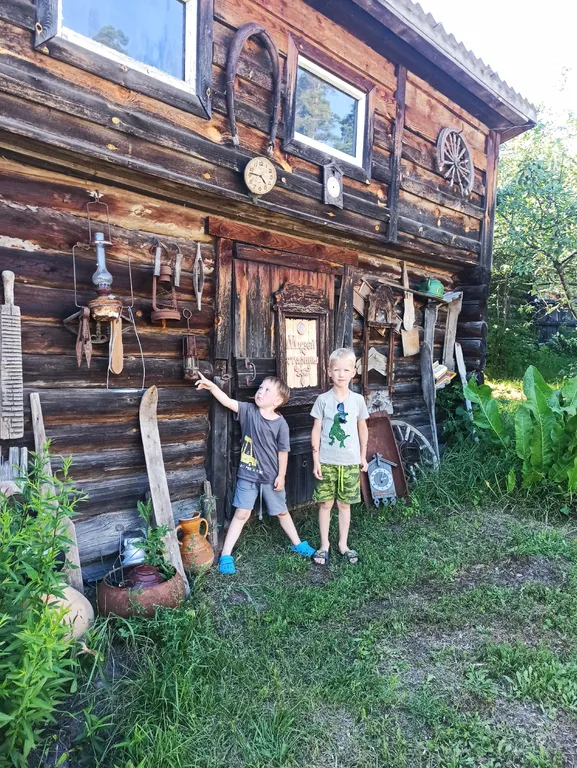 Лесной домик за рекой