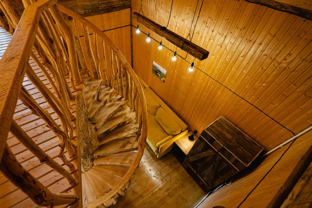 Дом с деревом