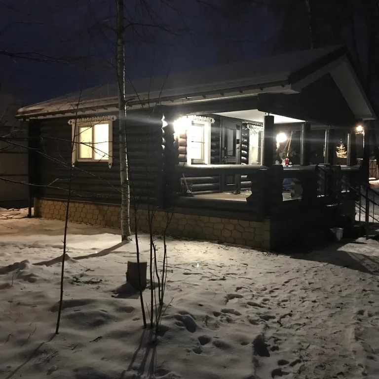 Уютный домик в лесу у пруда