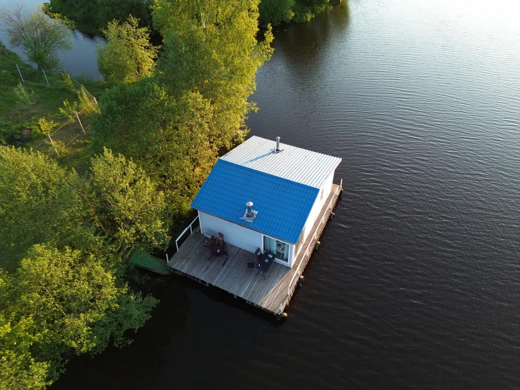 Дом на воде (Хаусбот) с баней и камином