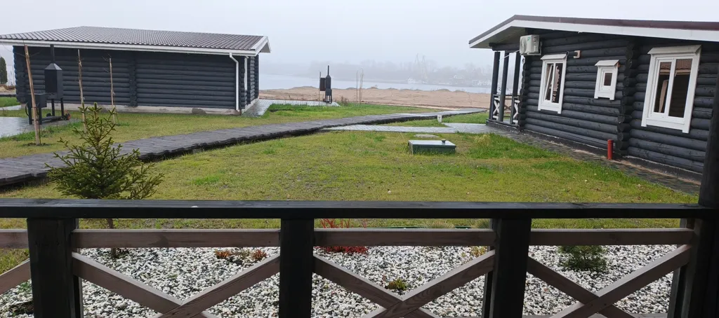 Срубовый дом на берегу Волги