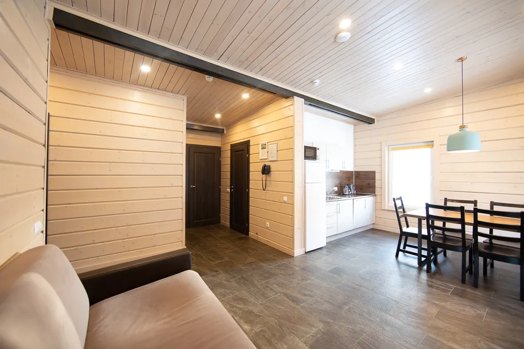 Просторный коттедж с двумя спальнями, камином и сауной