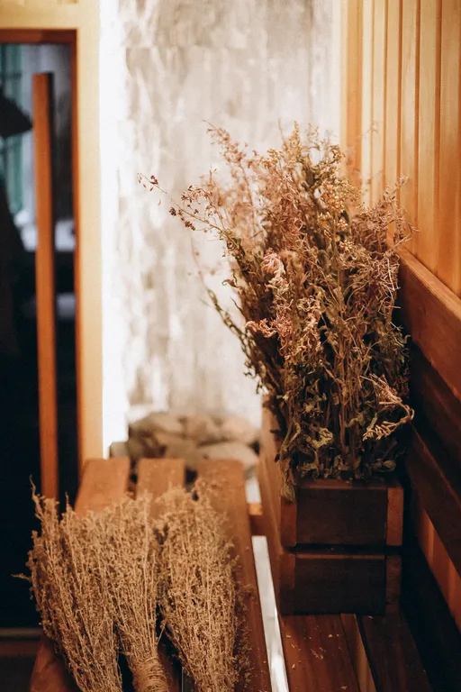 Дача с красными карпами с баней и чаном