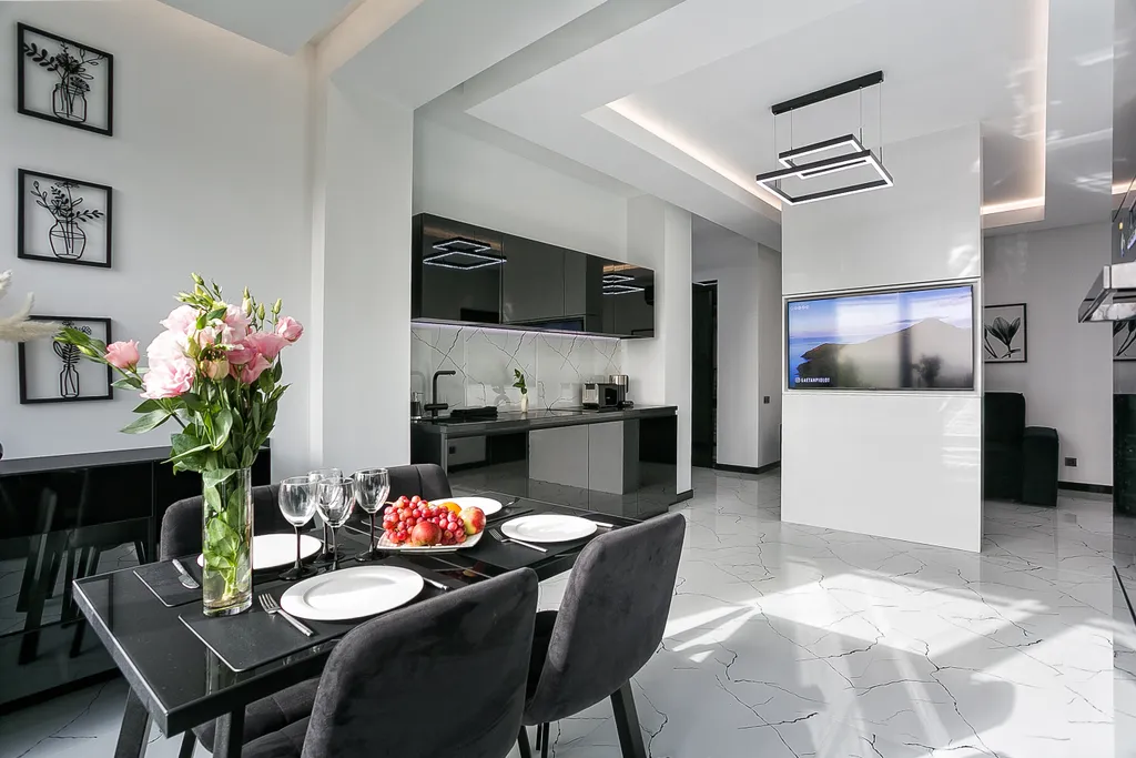 Стильная квартира "Черное&Белое" с видом на море