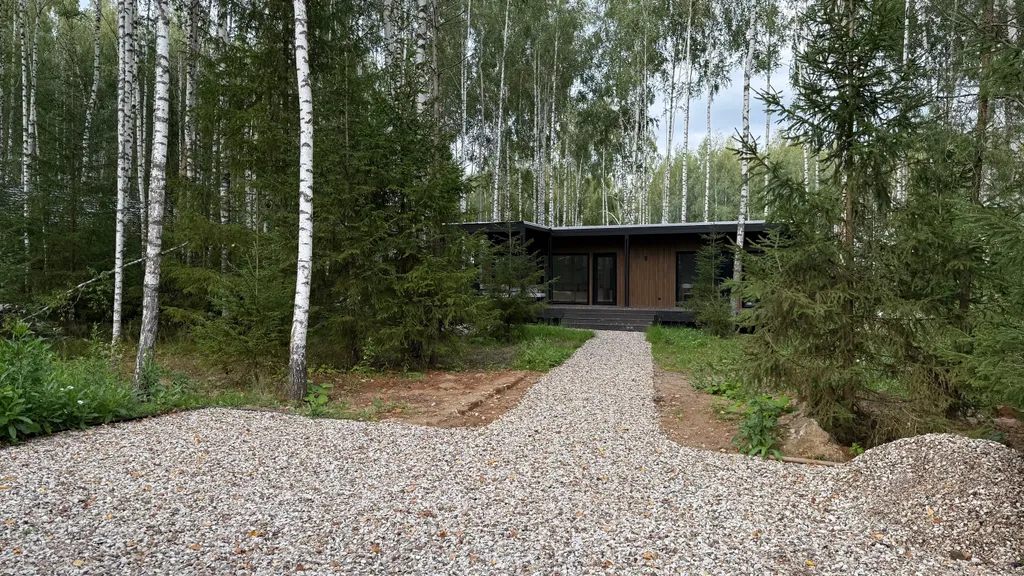 Панорамный дом в окружении леса с сауной