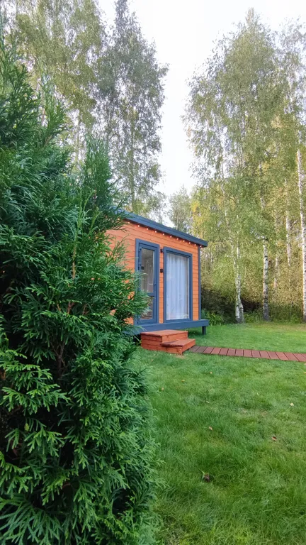 Треугольный домик у леса