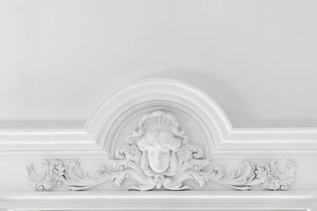 Белые двухъярусные апартаменты с балконом и видом на Невский проспект