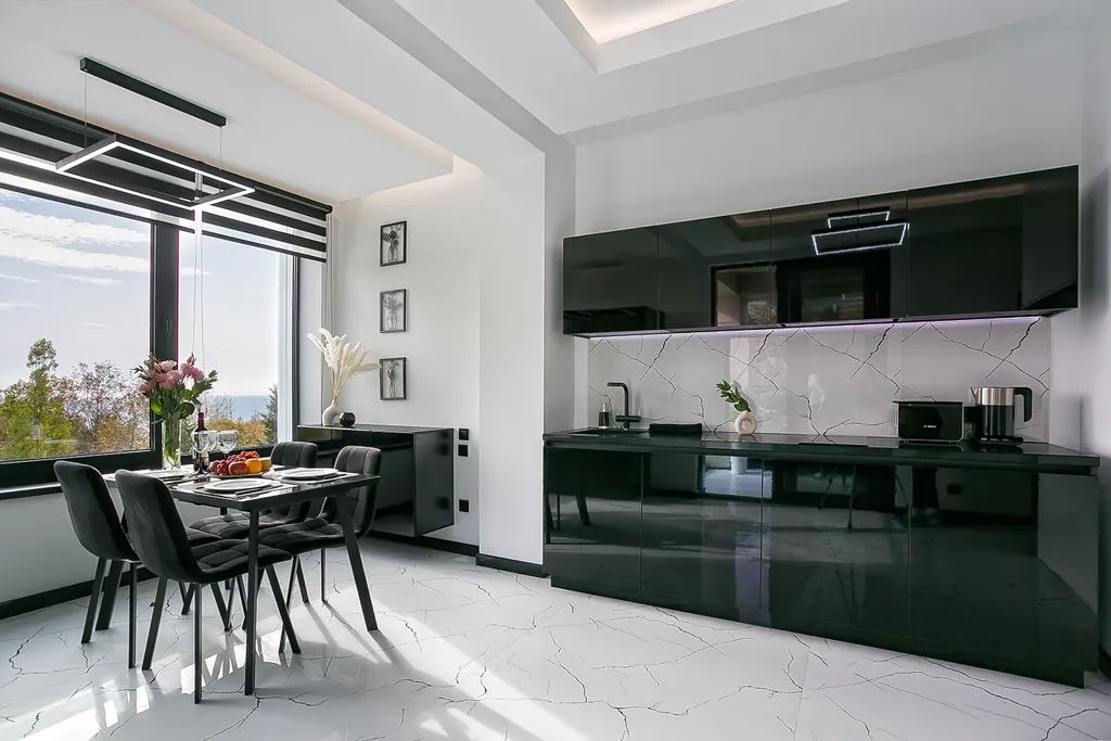 Стильная квартира "Черное&Белое" с видом на море