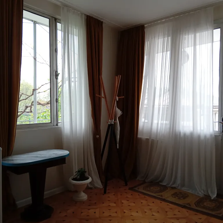 Флигель с балконом в саду