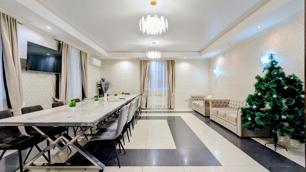 Дом с большой и крытой беседкой и с сауной