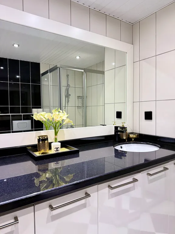 Двухуровневые апартаменты с видом на море и горы