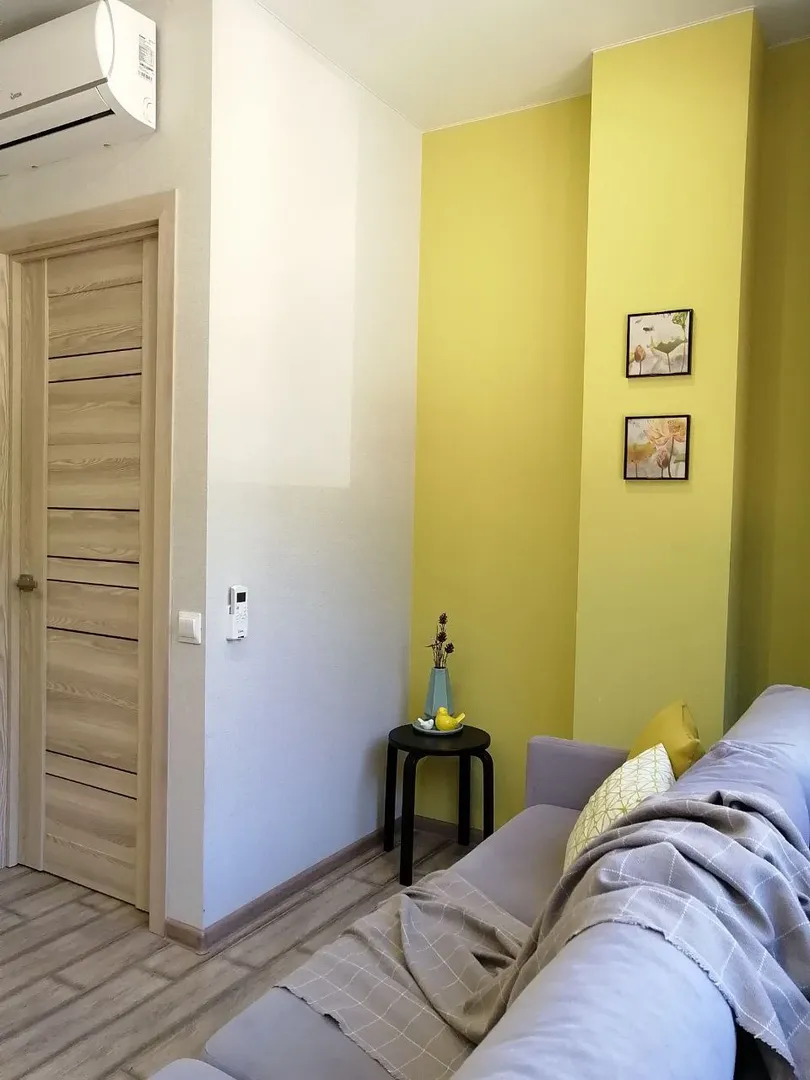 Диван, вход в спальню