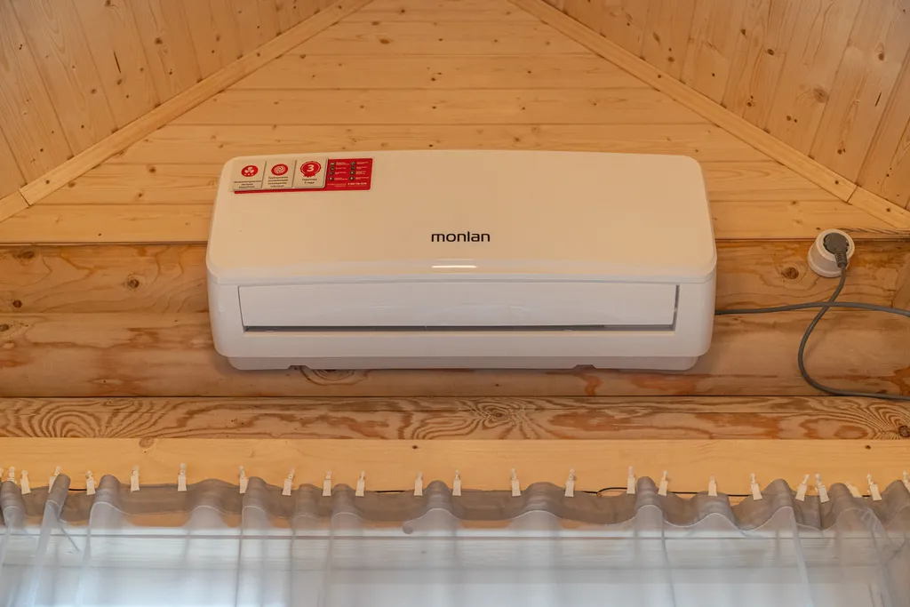 Сруб на озере