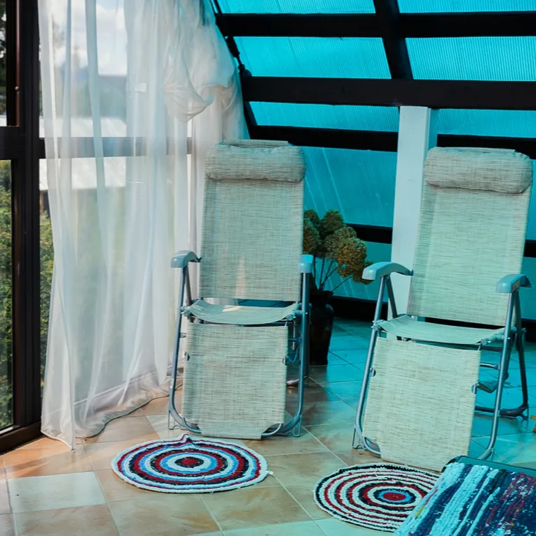 Домик прямо на берегу озера Тосканка