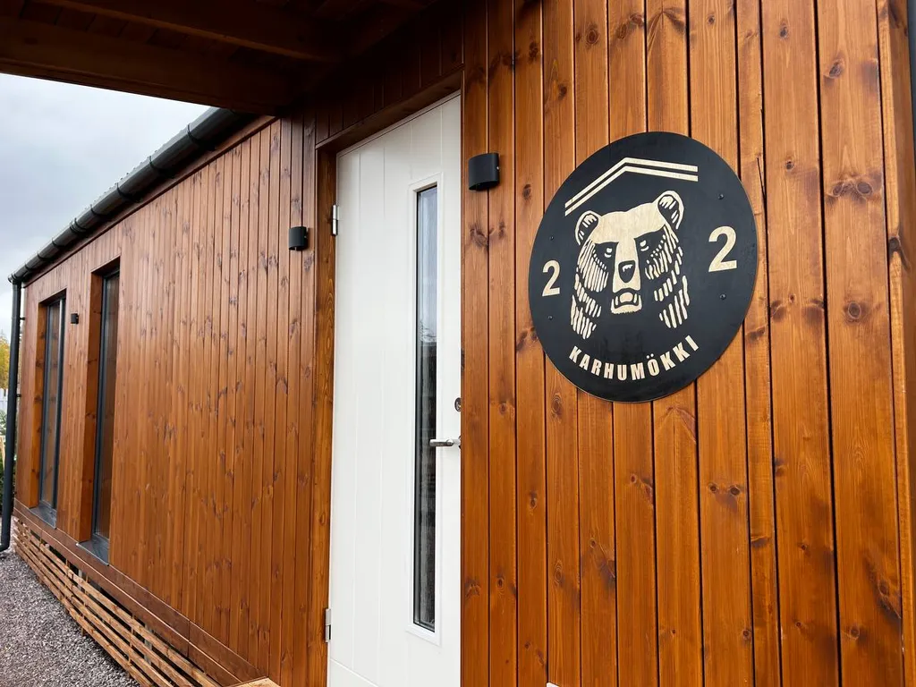 Уютный домик Karhumökki в окружении соснового леса и озер, у Игоры