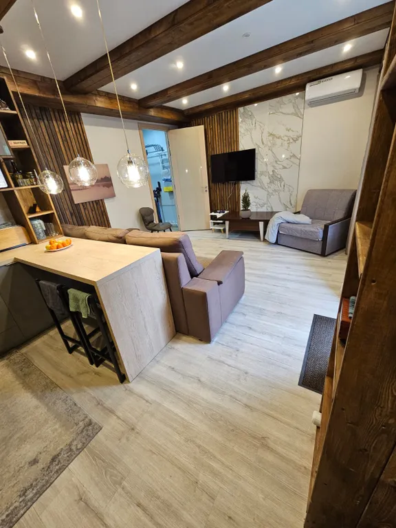 Новая 2-комнатная в центре с отдельной спальней и входом