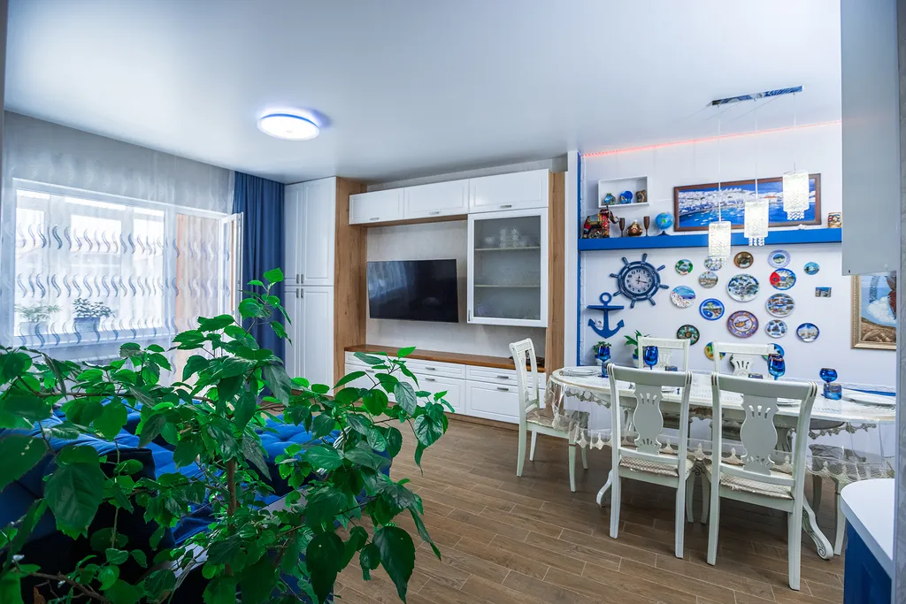 Большая евродвушка на берегу открытого моря