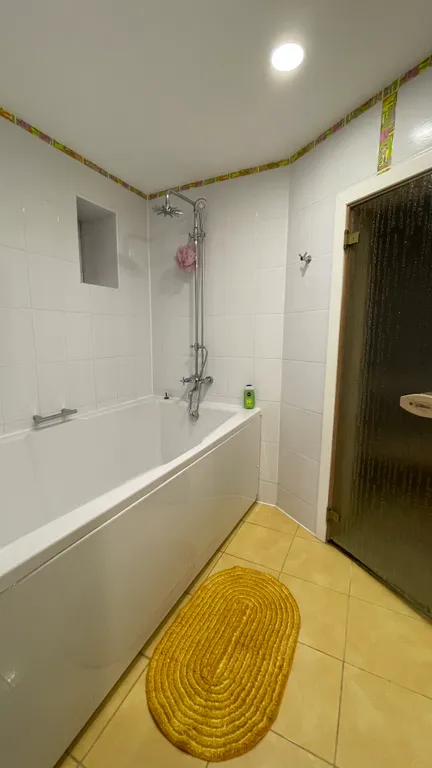 Дом и море через дорогу