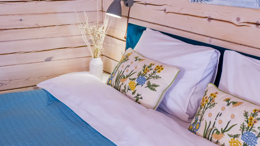 Уютный дом на берегу озера