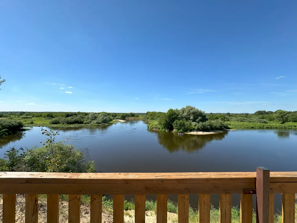 Современный дом на самом берегу реки